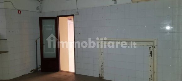 Коммерческая недвижимость с 2 комнатами в Лукка, Италия № 135118 5