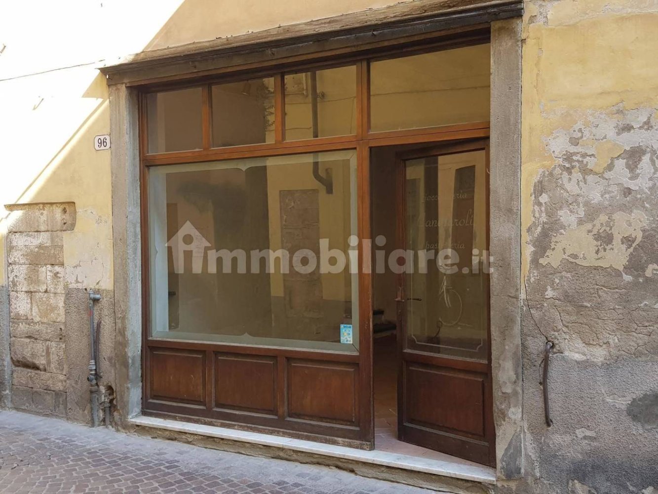 Коммерческая недвижимость с 2 комнатами в Лукка, Италия № 135118