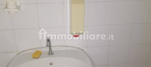 Коммерческая недвижимость с 2 комнатами в Лукка, Италия № 135118 3