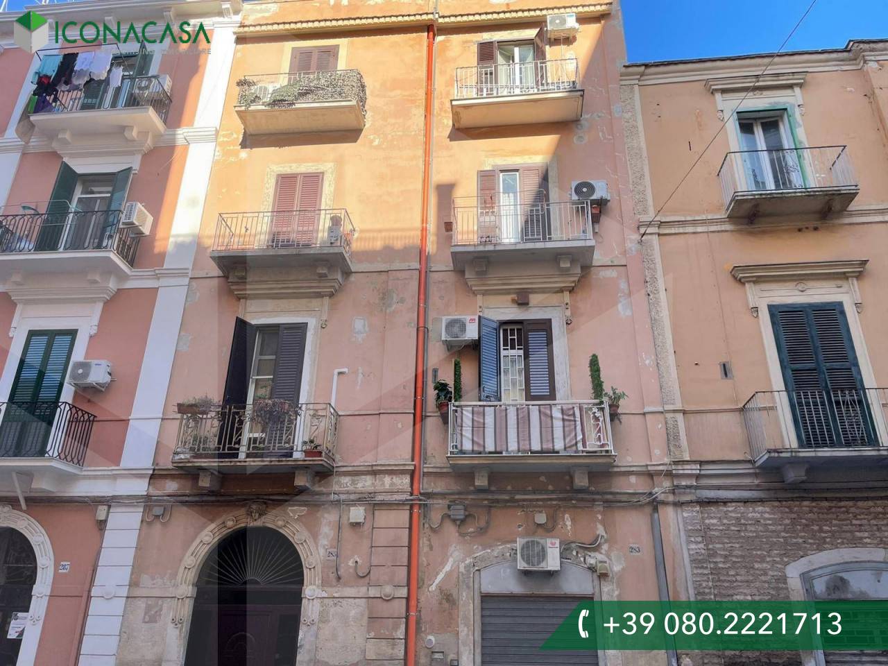 2 rooms Commercial property in Bari, Italy No. 33871