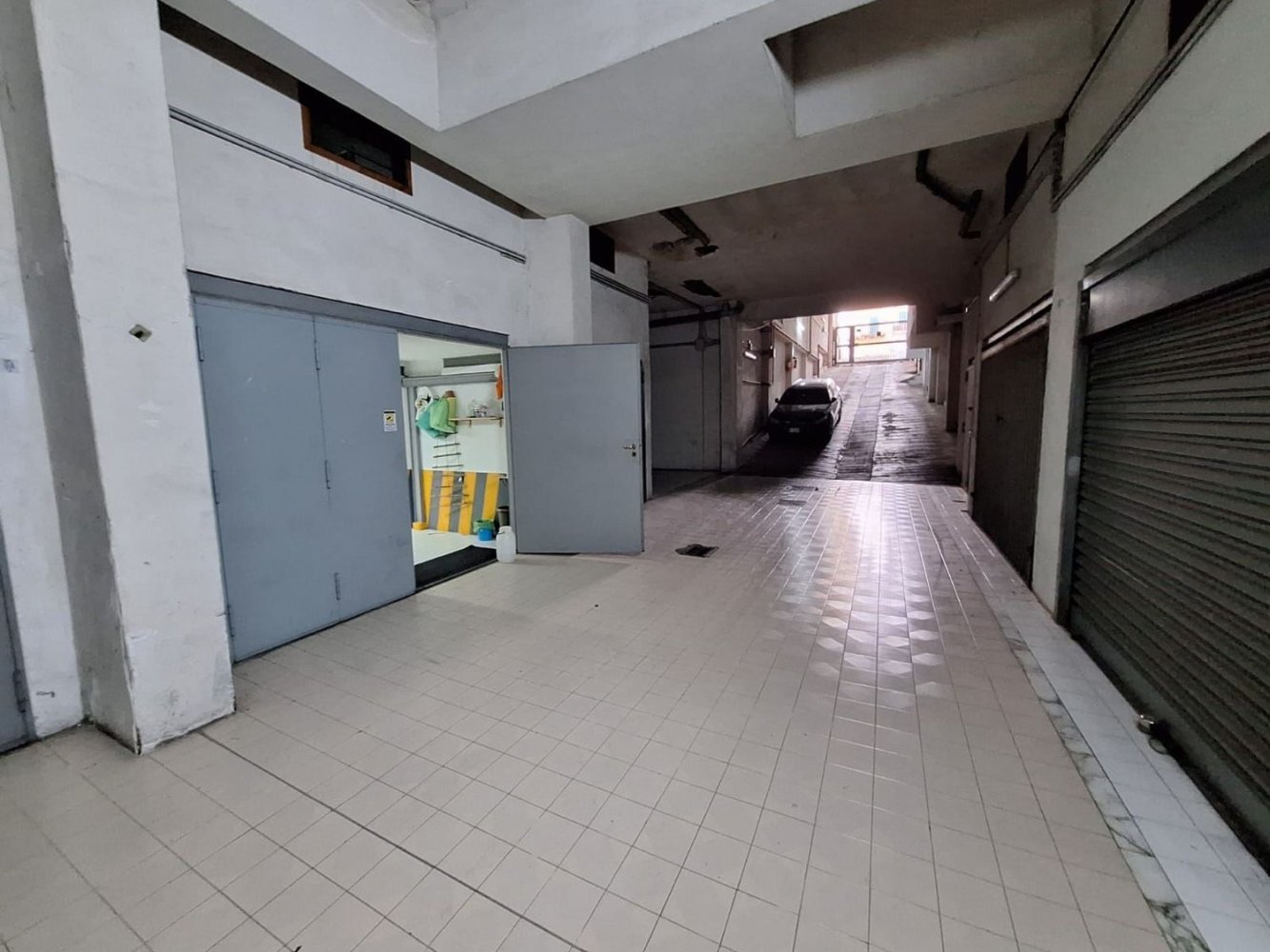 100m² Garage in San Sebastiano al Vesuvio, Italy No. 326189
