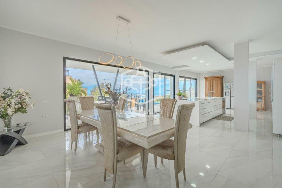 Villa de 9 dormitorios en Arona, Spain No. 16418