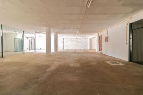 283m² Garage in Cascais, Portugal No. 311289