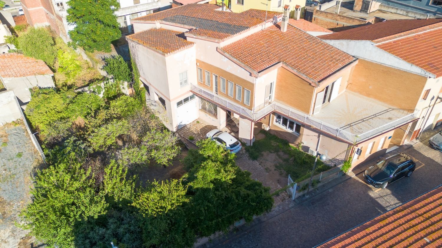 Villa de 15 dormitorios en Sarroch, Italy No. 355052