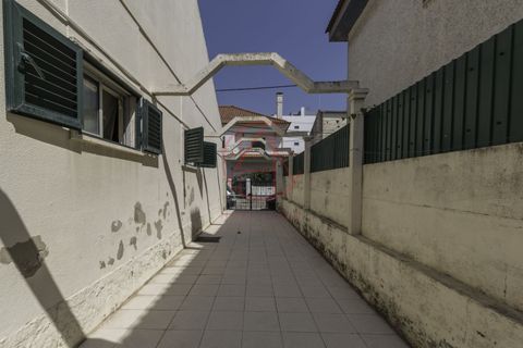 Дом с 4 спальнями в Баррейру, Португалия № 314049