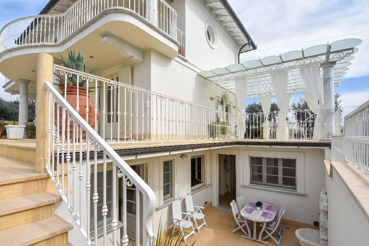 12 rooms Villa in Forte dei Marmi, Italy No. 105723