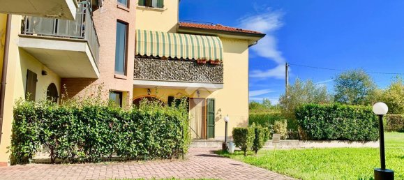 2 rooms Apartment in Reggio Emilia, Italy No. 15279 2