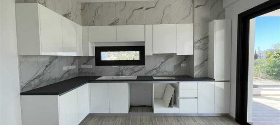 3 bedrooms Apartment in Limassol, Cyprus No. 8582 10