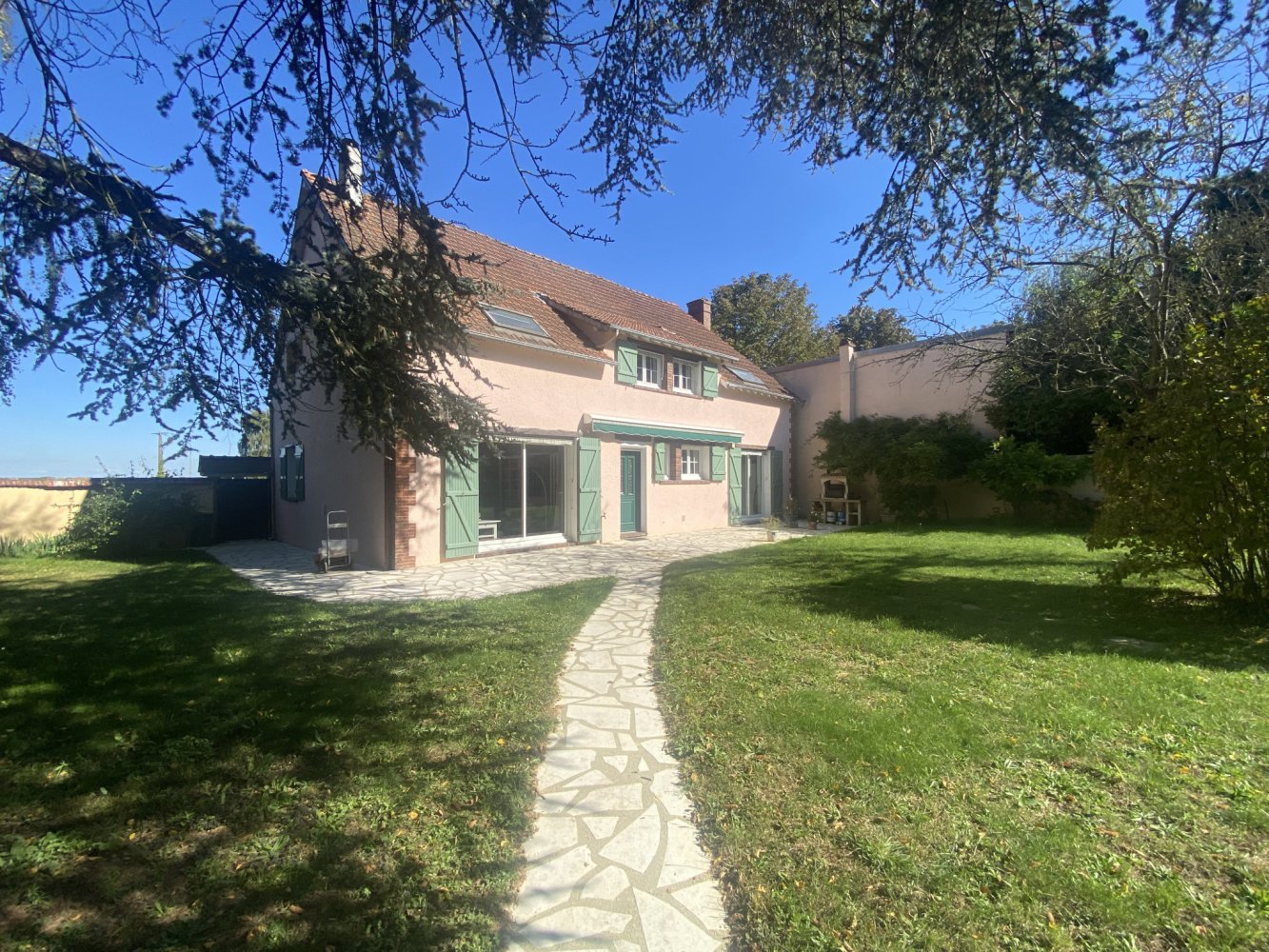 7 bedrooms House in Dreux, France No. 213536