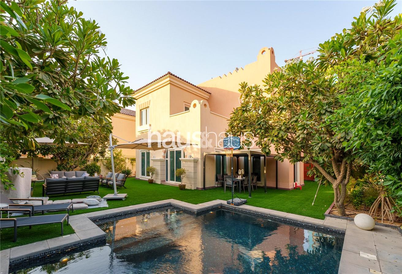 Villa de 5 dormitorios en Dubai Sports City, UAE No. 99503