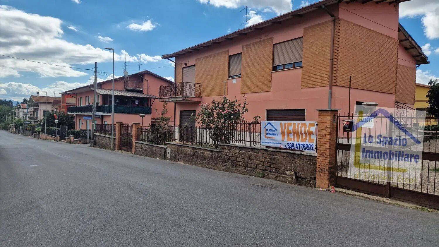 Villa de 4 dormitorios en Cave, Italy No. 47723