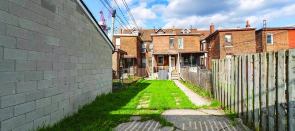 4 bedrooms House in Toronto, Canada No. 865 4