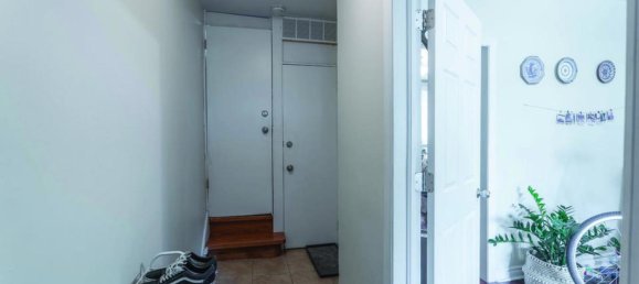 4 bedrooms House in Toronto, Canada No. 865 10