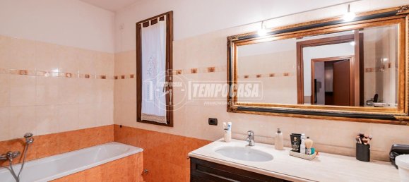 Дом с 4 комнатами в Таваццано кон Виллавеско, Италия № 152877 17