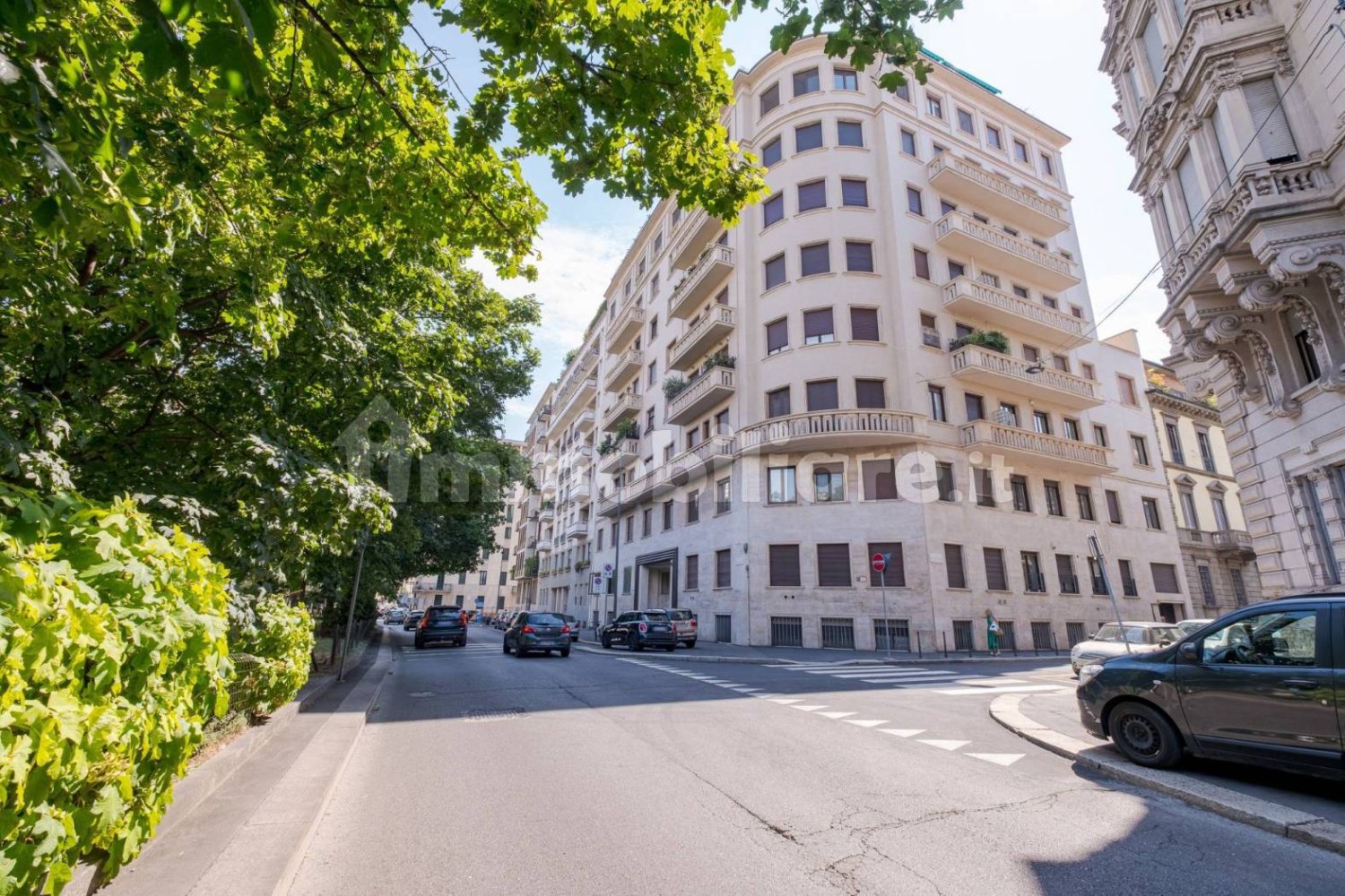 5 rooms Office in Milan, Italy No. 376637