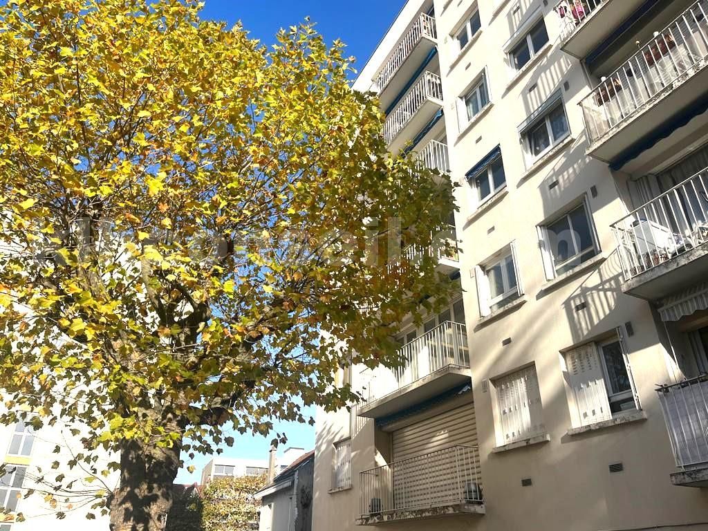 3 bedrooms Apartment in Courbevoie, France No. 175290