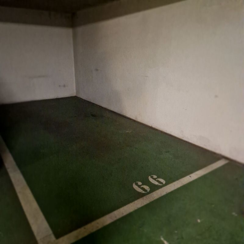  Parking in Suresnes, France No. 183177