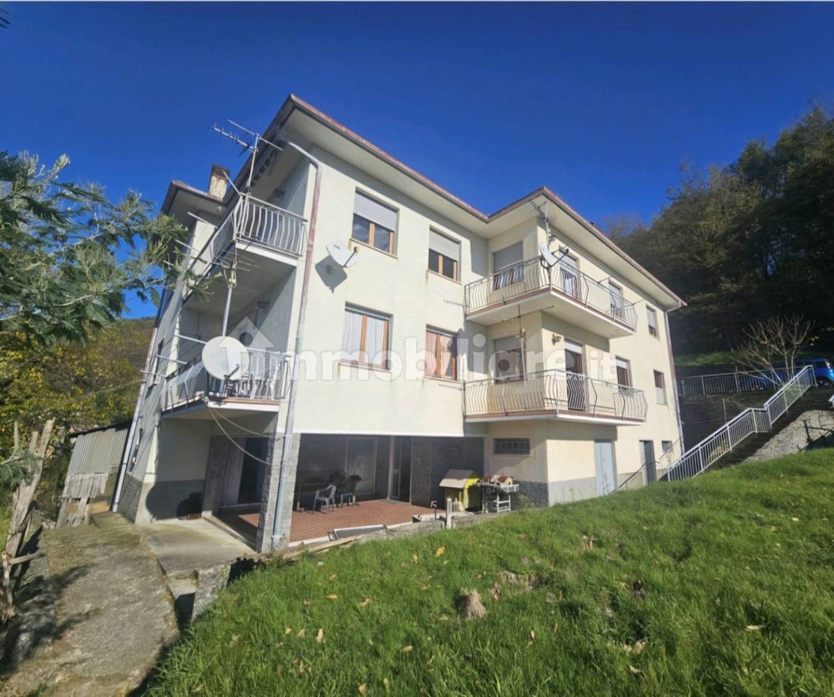 3 bedrooms Apartment in Neirone, Italy No. 275239