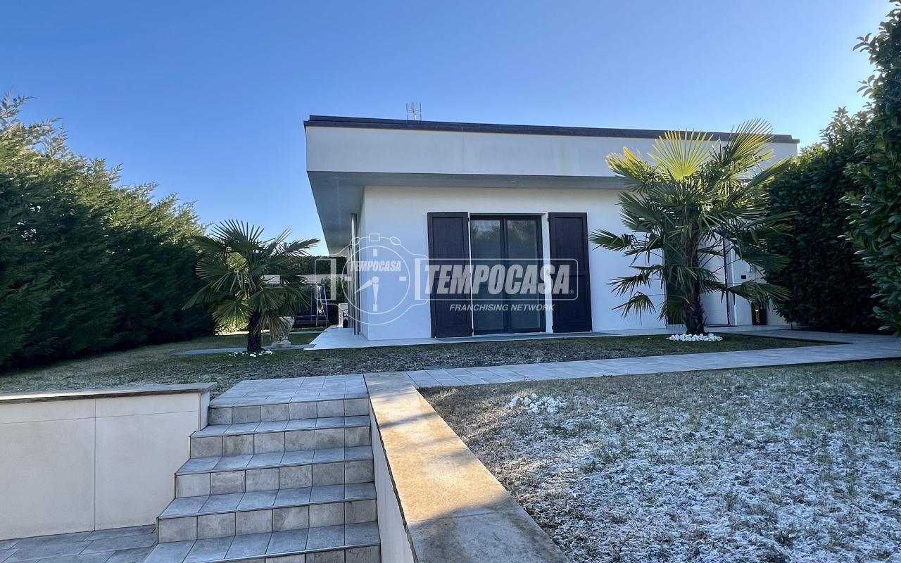 8 rooms Villa in Capriolo, Italy No. 134609