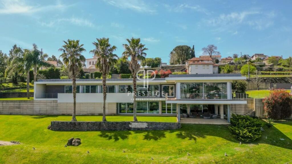 4 bedrooms Villa in Porto, Portugal No. 241837