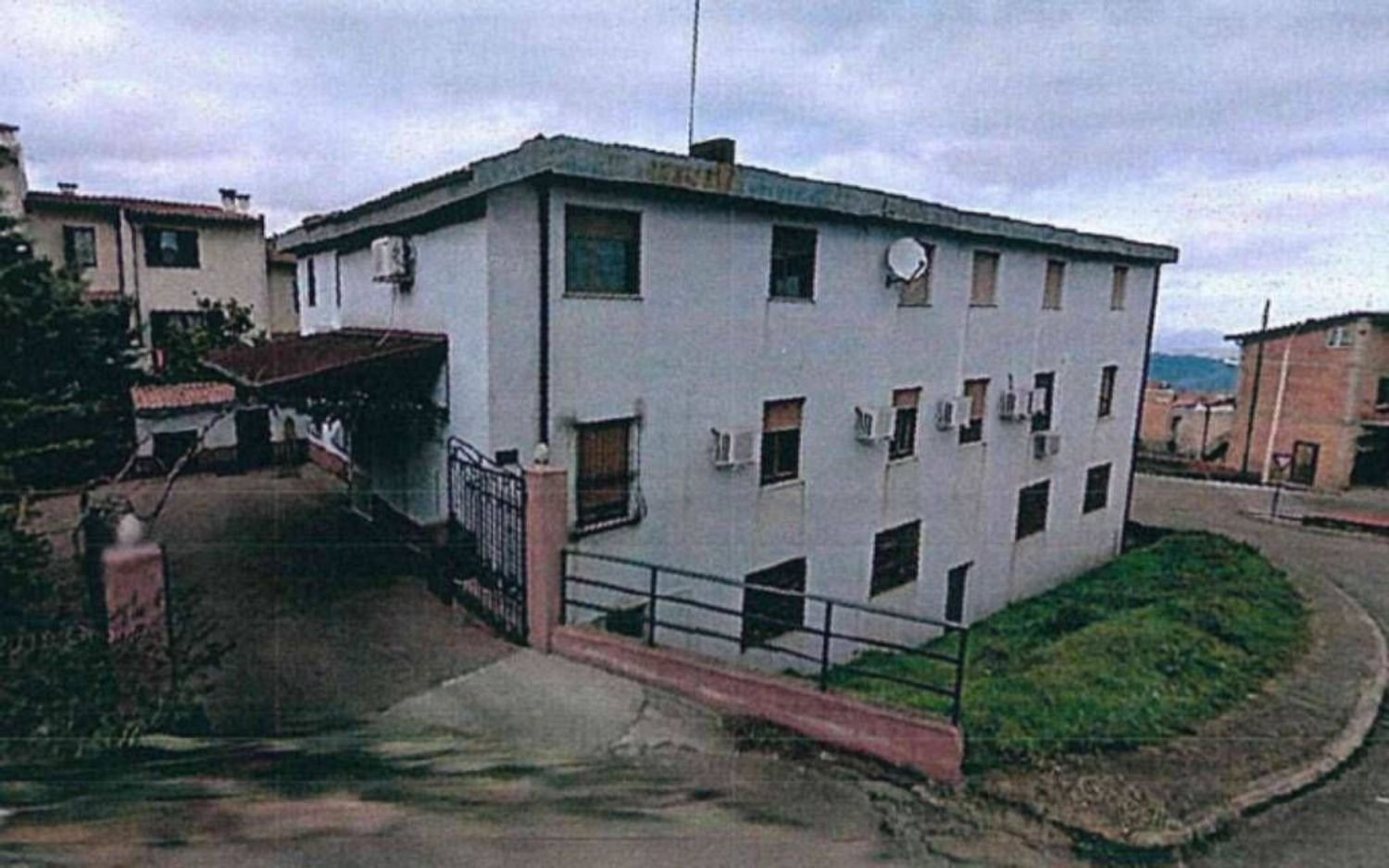 Propriété commerciale à Lanusei, Italy 805m² No. 257986