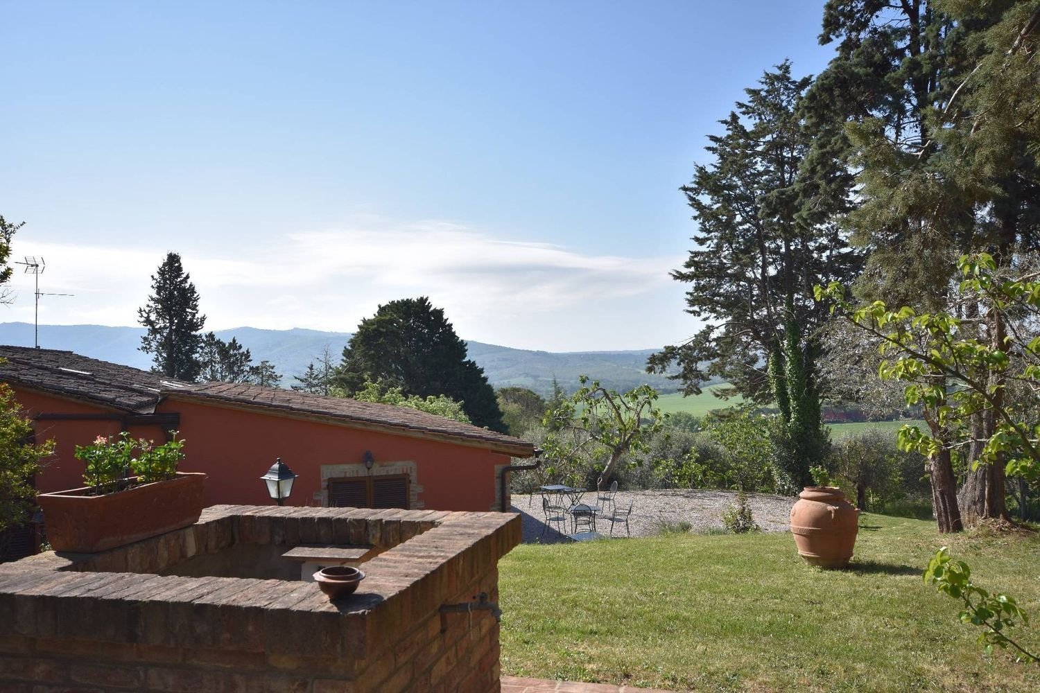 30 rooms House in Castiglione del Lago, Italy No. 58475