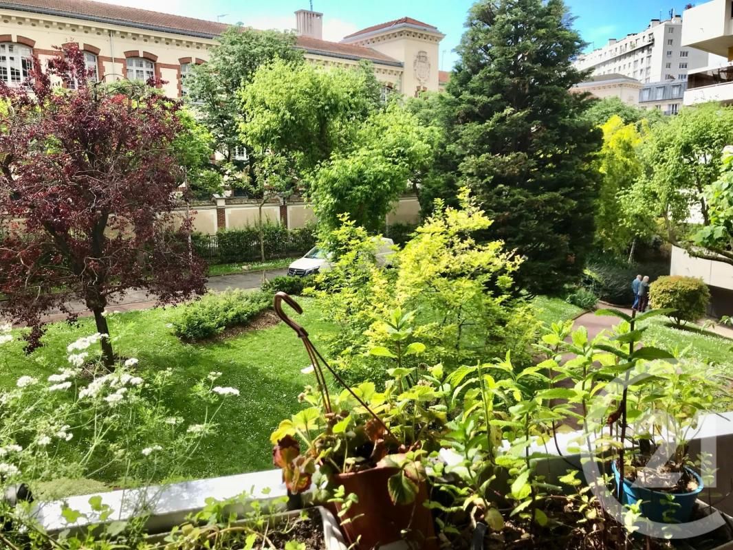 2 bedrooms Apartment in Paris, France No. 179898