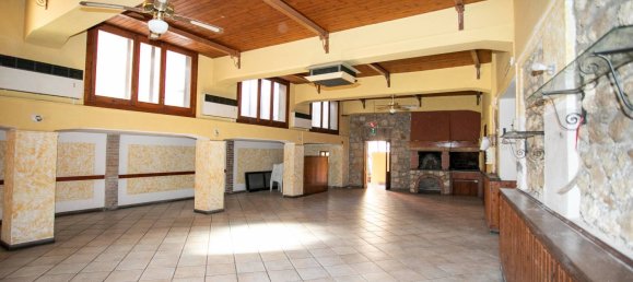 Propiedad comercial de 2 habitaciónes en Tarquinia, Italy No. 158190 24