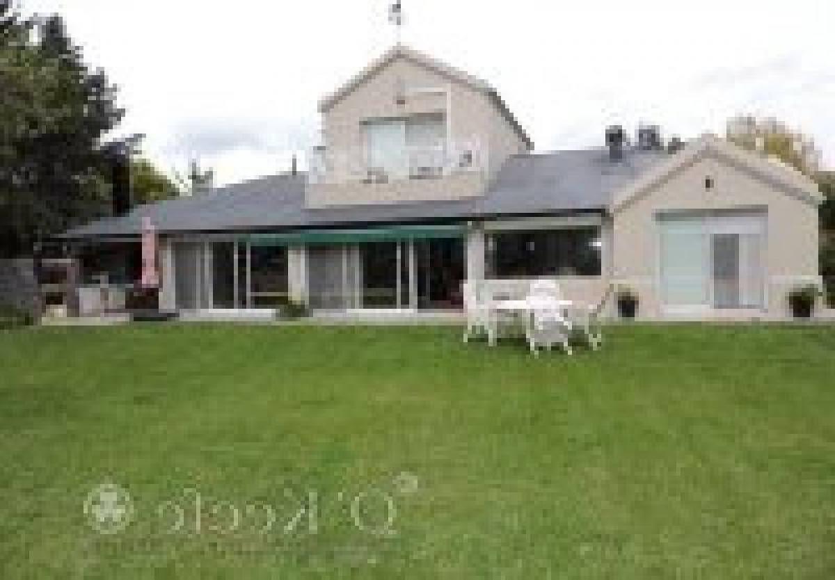 3 bedrooms House in Berazategui, Argentina No. 54634