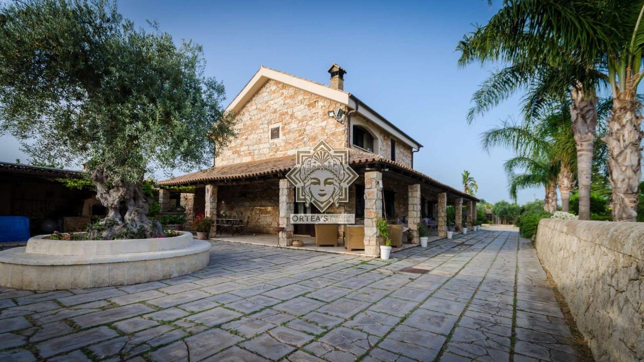 16 rooms Villa in Syracuse, Italy No. 244782