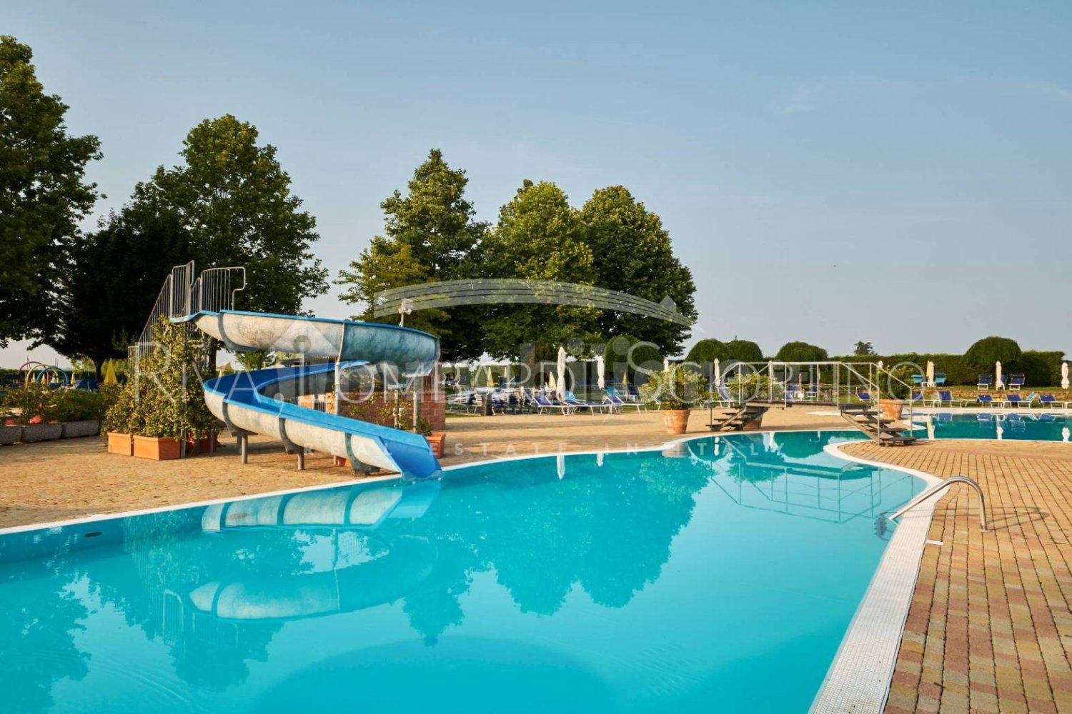 Коммерческая недвижимость с 5 комнатами в Аллувьони Пьовера, Италия № 302767