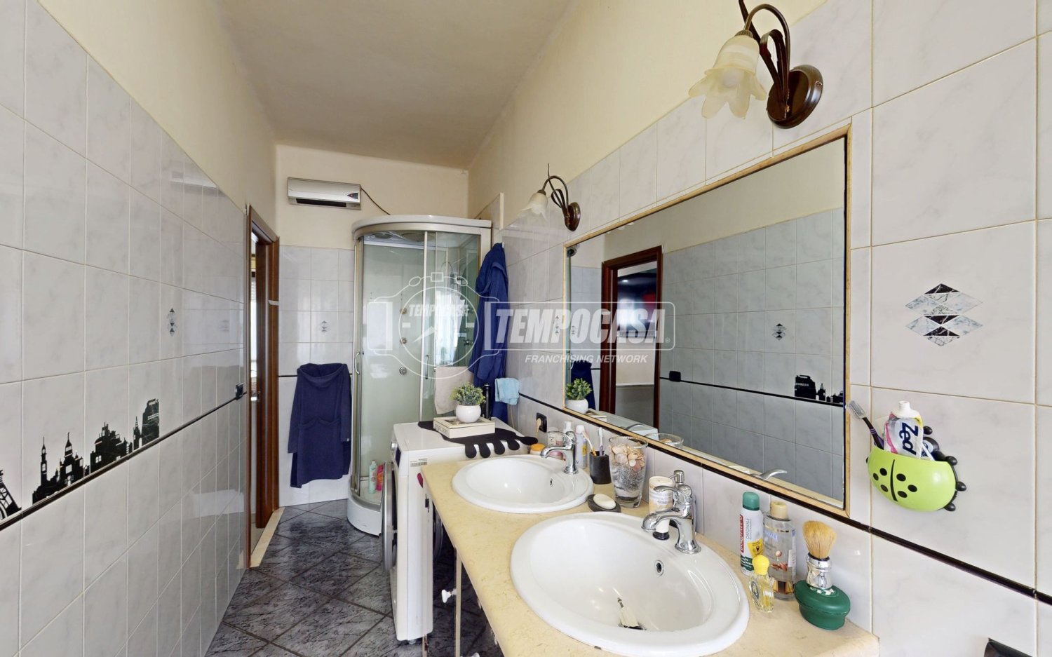 3 rooms Apartment in Turin, Italy No. 266249
