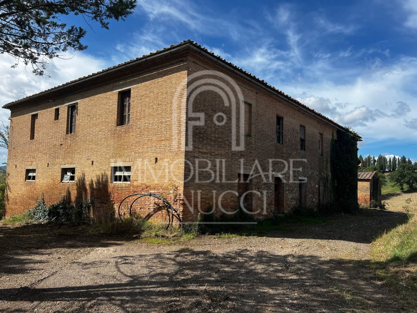 Дом с 20 комнатами в Буонконвенто, Италия № 219903