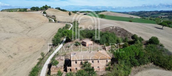 Дом с 20 комнатами в Буонконвенто, Италия № 219903 20