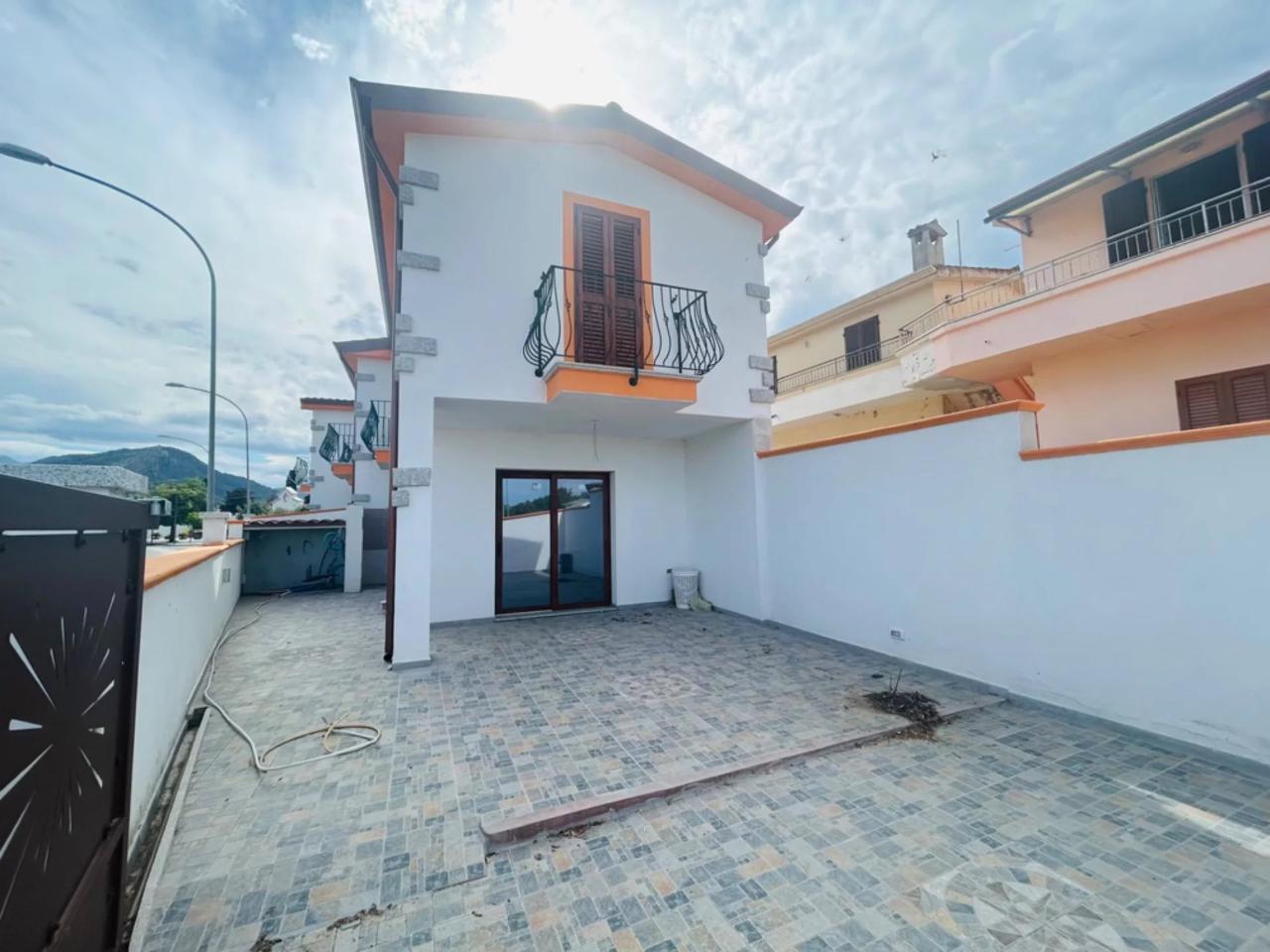 Casa de 4 habitaciónes en Posada, Italy No. 123888