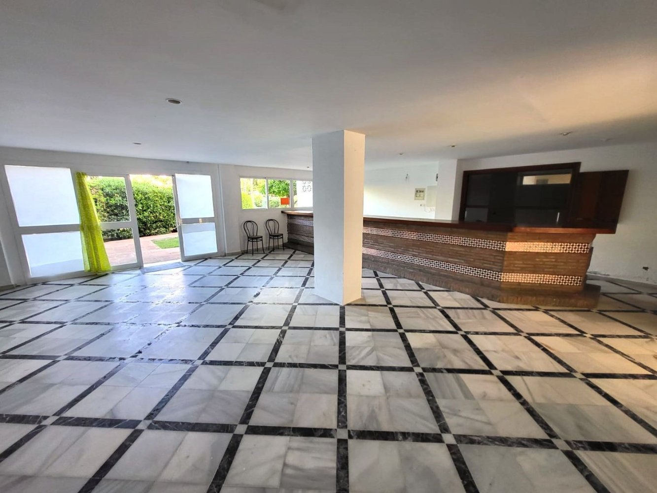 236m² Commercial property in Estepona, Spain No. 148962