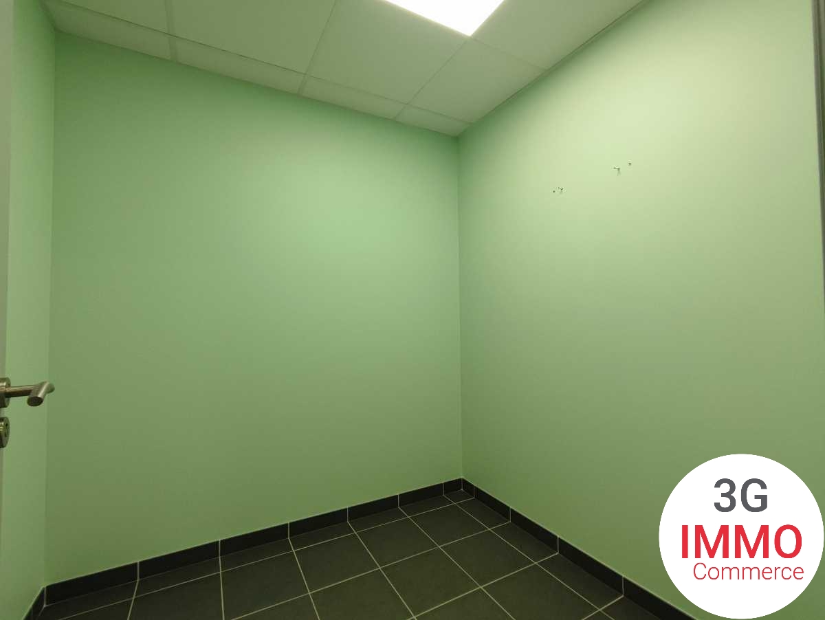 Propiedad comercial de 3 habitaciónes en Saint-Remy-du-Nord, France No. 194975