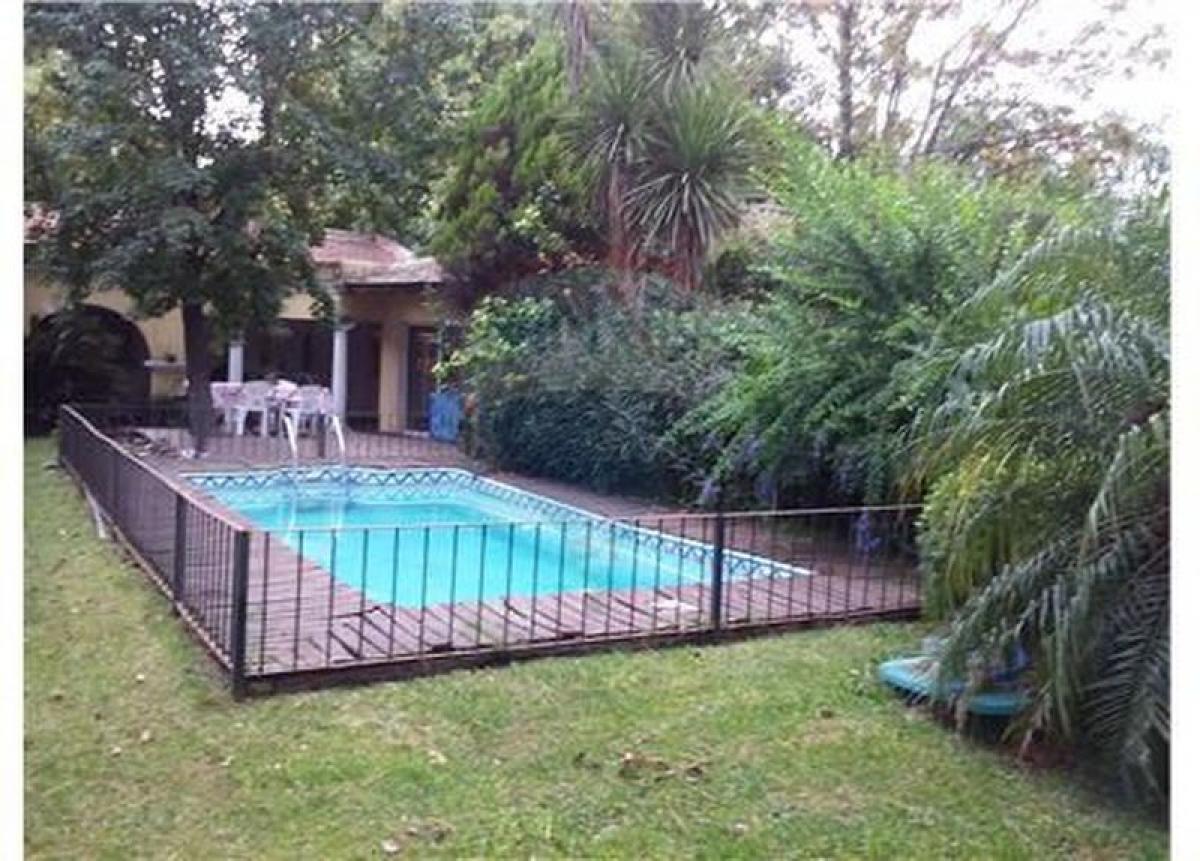 Casa de 3 dormitorios en Escobar, Argentina No. 10590