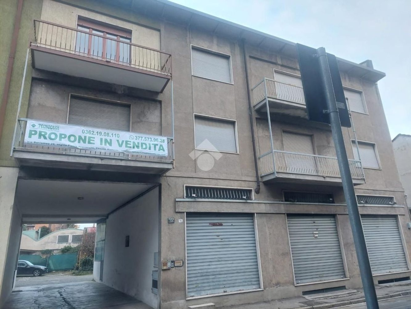 Casa de 11 habitaciónes en Cesano Maderno, Italy No. 139276