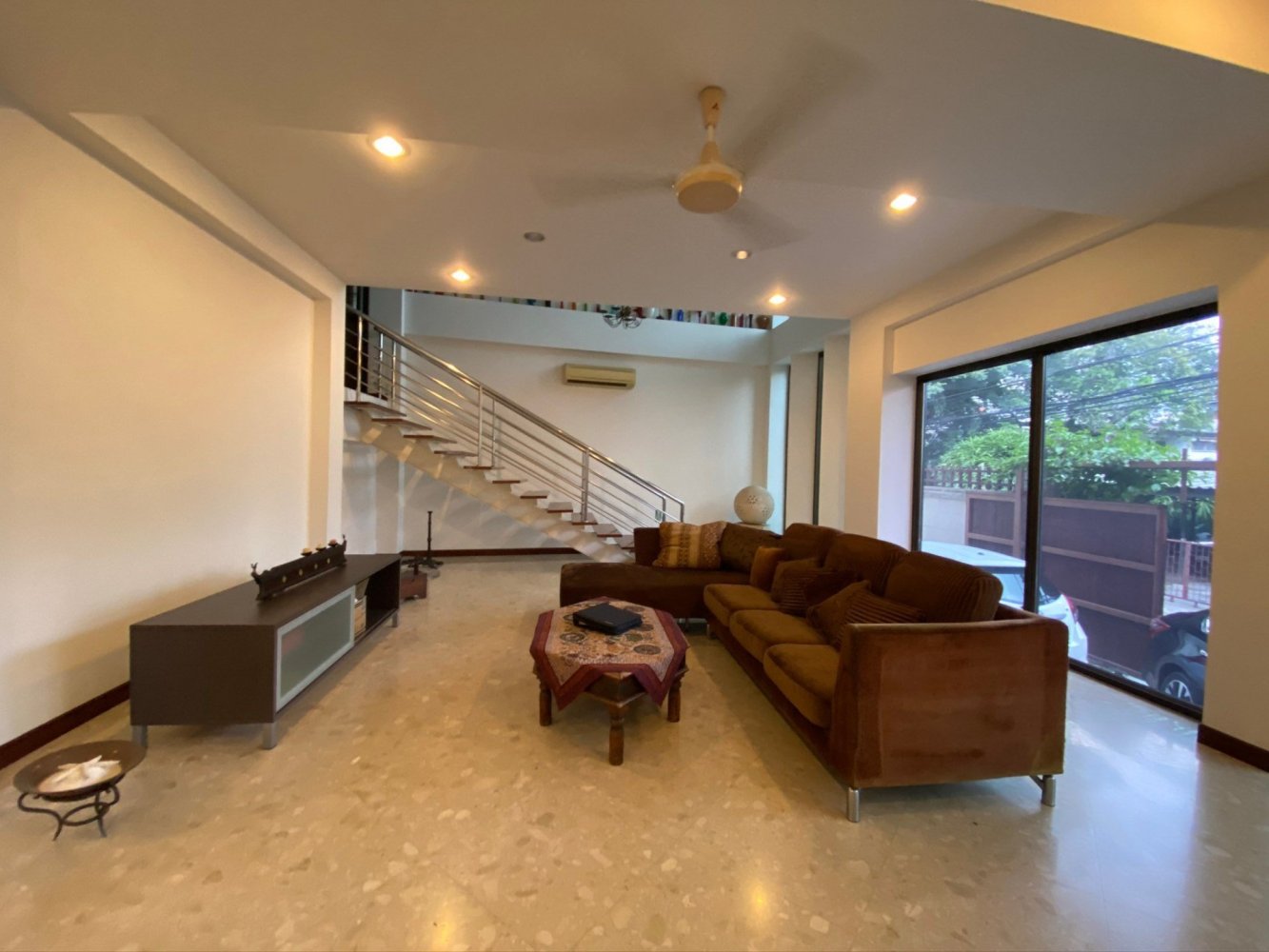 Villa de 4 dormitorios en Phra Khanong, Thailand No. 62722