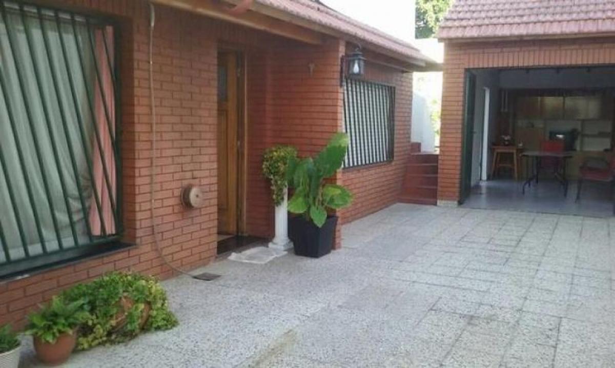 2 bedrooms House in Tres de Febrero, Argentina No. 53349