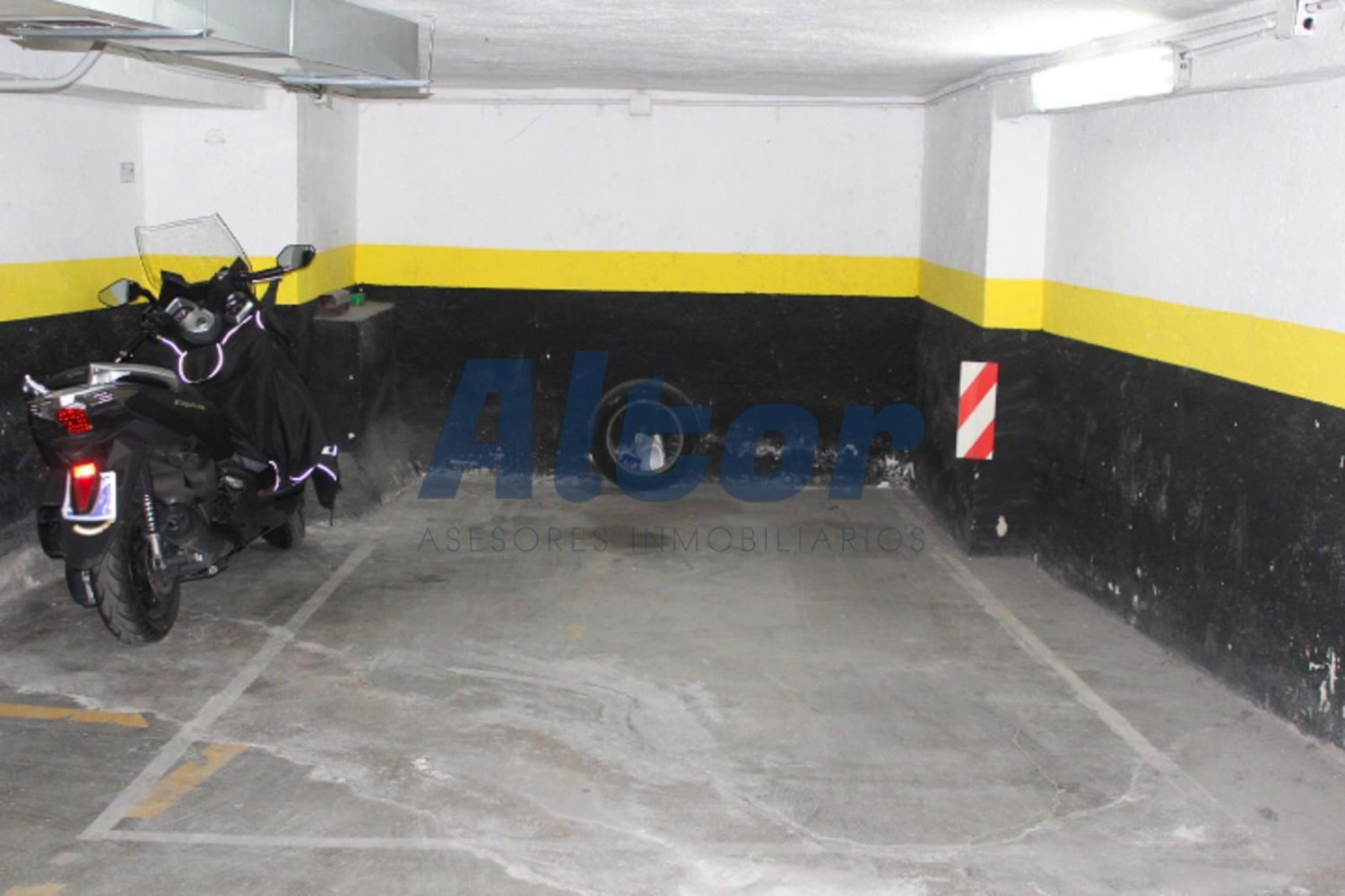 291m² Garage in Madrid, Spain No. 246538