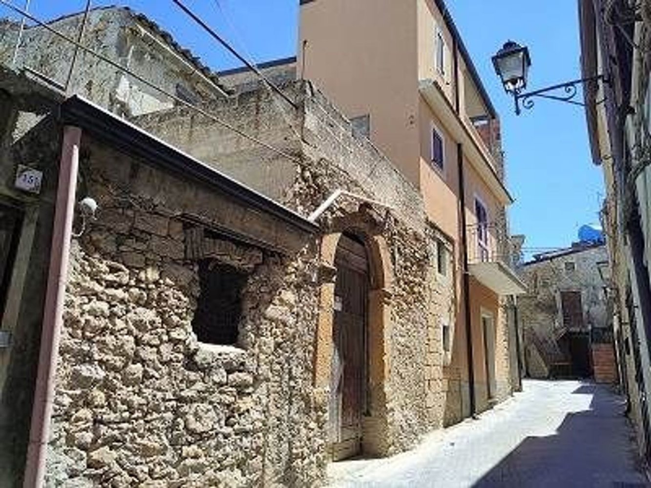 Casa de 6 habitaciónes en Mazzarino, Italy No. 301649