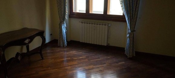 5-Zimmer Wohnung in Prato, Italy, Nr. 146617 2