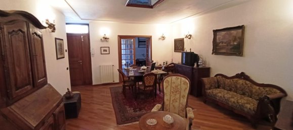8 rooms Apartment in Sarzana, Italy No. 105884 4