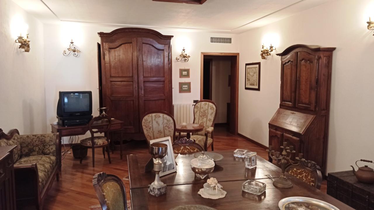 8 rooms Apartment in Sarzana, Italy No. 105884