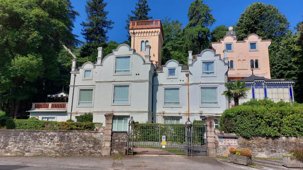  Castillos de 3 habitaciónes en Belgirate, Italy No. 77741