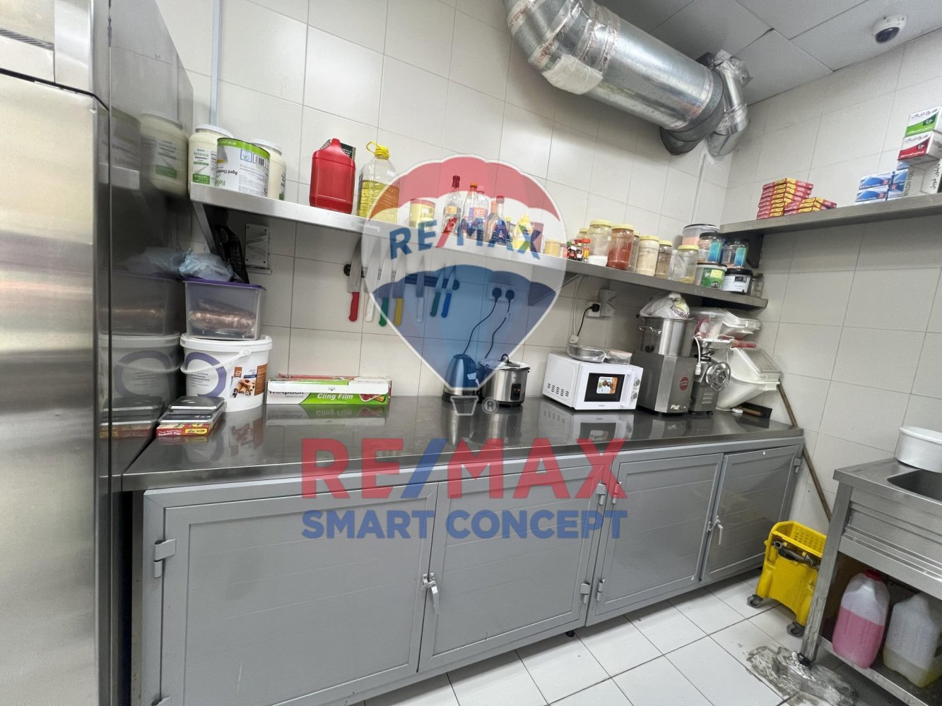 Magasin à Khalifa City, UAE 53m² No. 21755