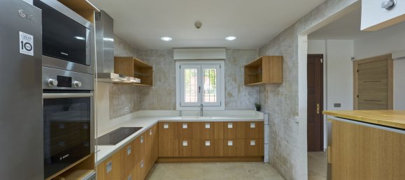 5 bedrooms Villa in Marbella, Spain No. 138168 8