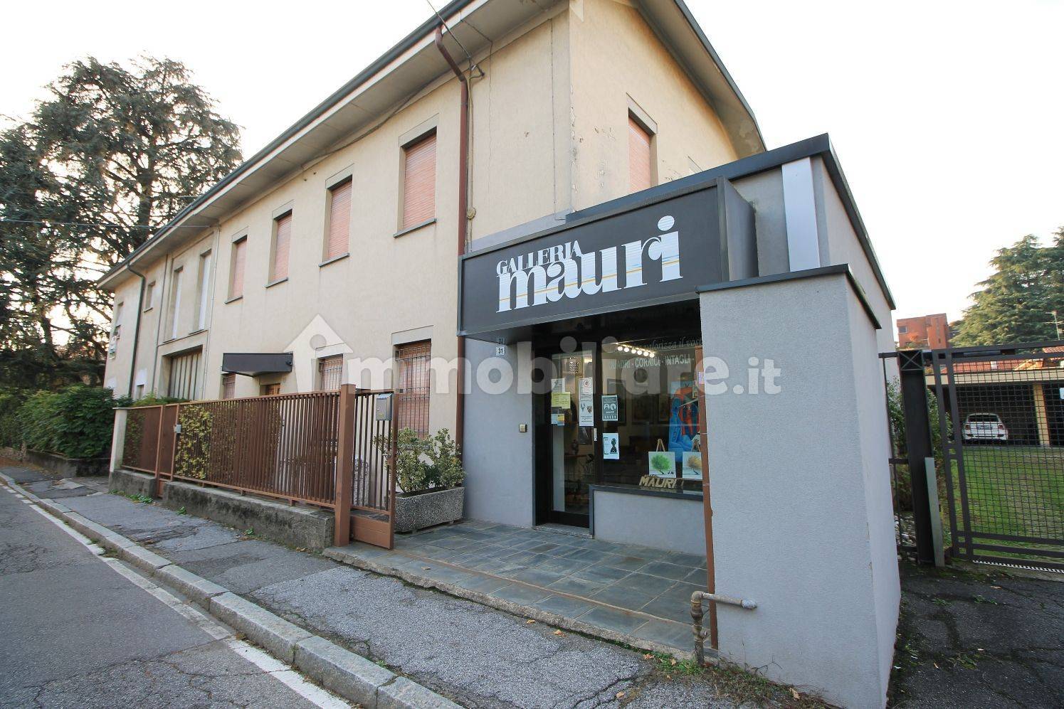 Propiedad comercial de 3 habitaciónes en Mariano Comense, Italy No. 320012